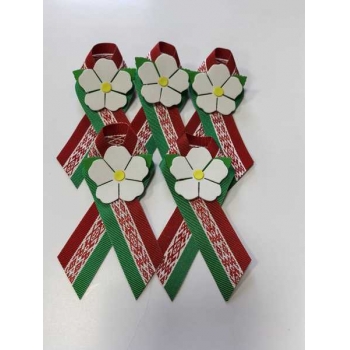 Бутоньерка с белым цветком (лента из ткани в национальных цветах флага РБ с орнаментом) арт.Бут_цветок_NEW